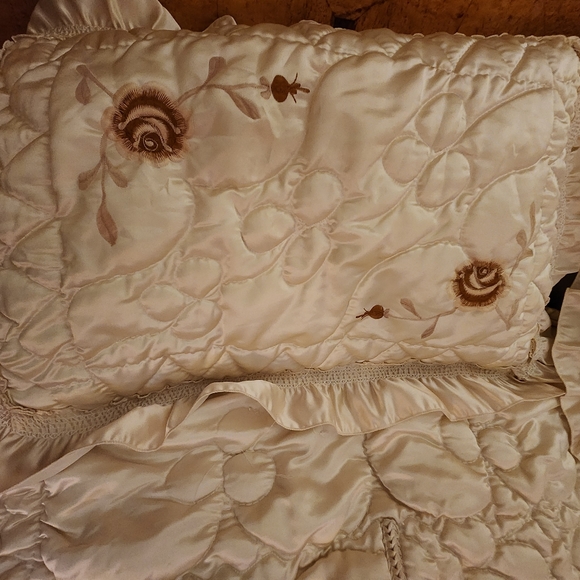 Vintage Embroidered Quilted Satin Bedspread, Pale Yellow, Queen - Picture 6 of 10